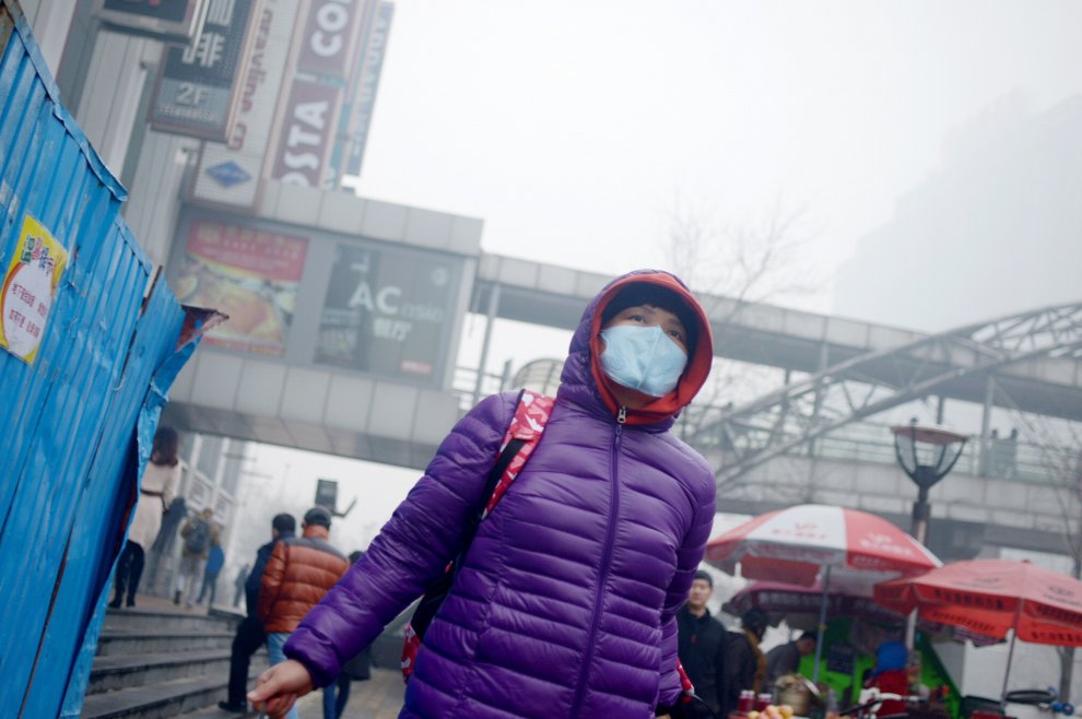 Pechino avvolta dallo smog: l'allerta inquinamento sale al massimo 