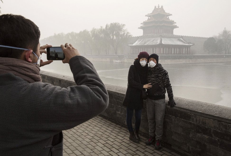Pechino avvolta dallo smog: l'allerta inquinamento sale al massimo 