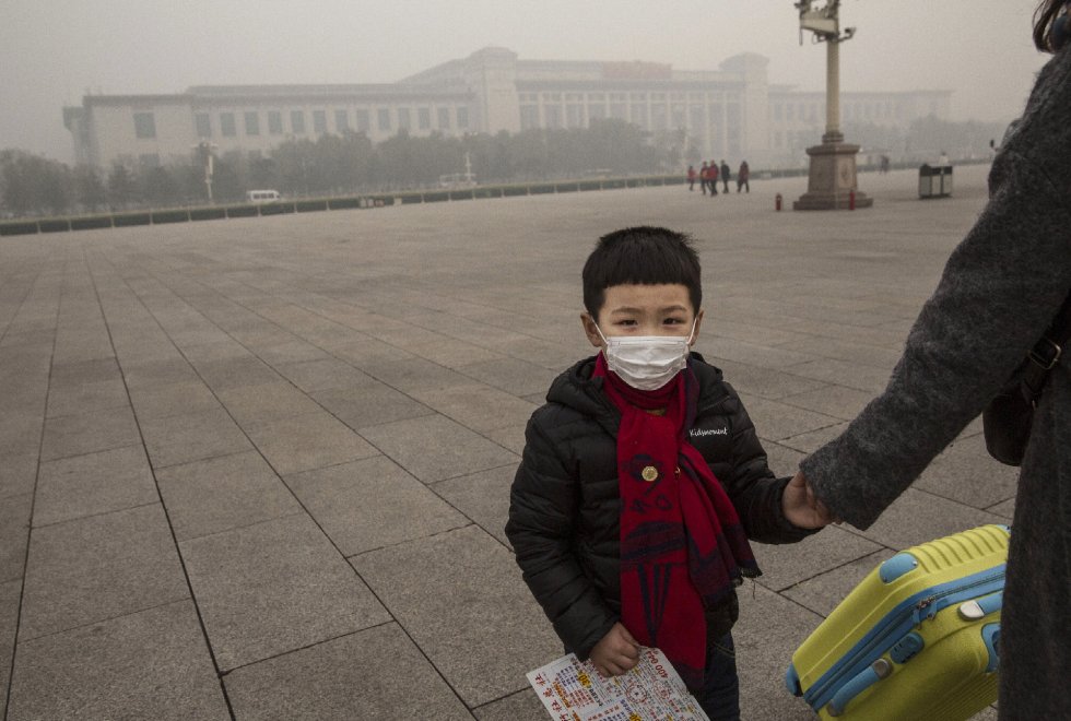 Pechino avvolta dallo smog: l'allerta inquinamento sale al massimo 