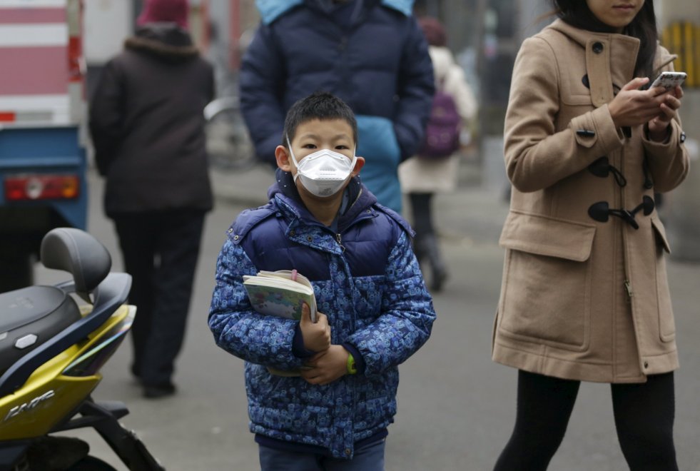 Cina, allarme smog: la mascherina d'obbligo è divertente