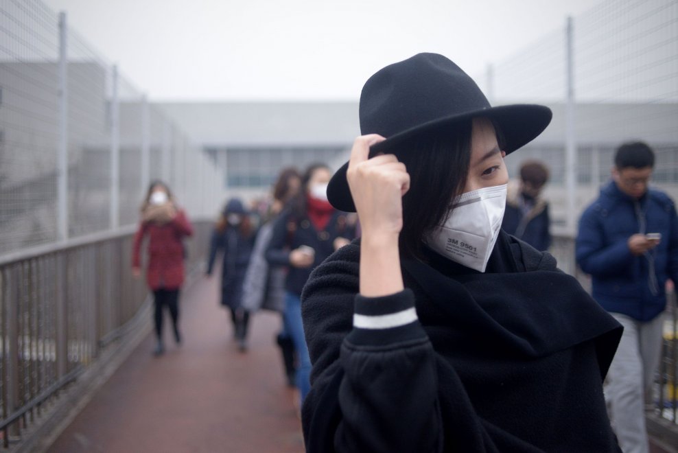 Cina, allarme smog: la mascherina d'obbligo è divertente