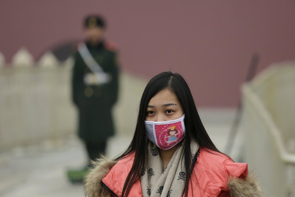 Cina, allarme smog: la mascherina d'obbligo è divertente