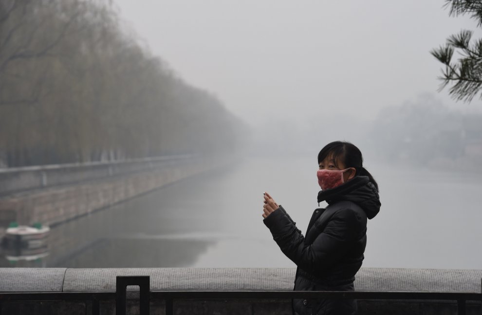 Cina, allarme smog: la mascherina d'obbligo è divertente