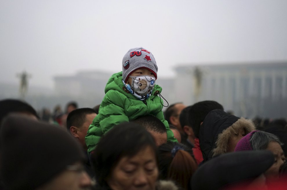 Cina, allarme smog: la mascherina d'obbligo è divertente