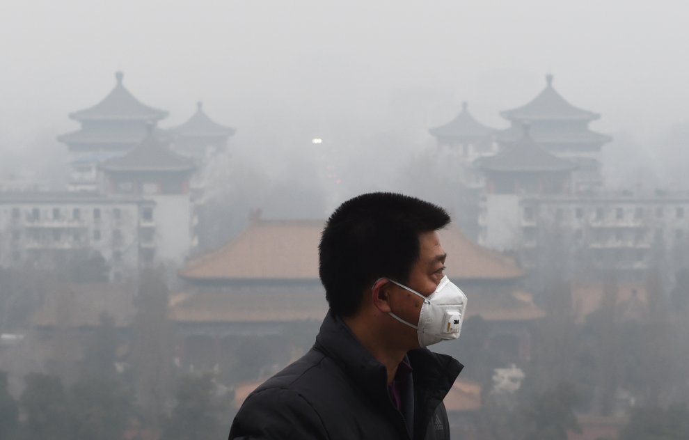 Cina, allarme smog: la mascherina d'obbligo è divertente