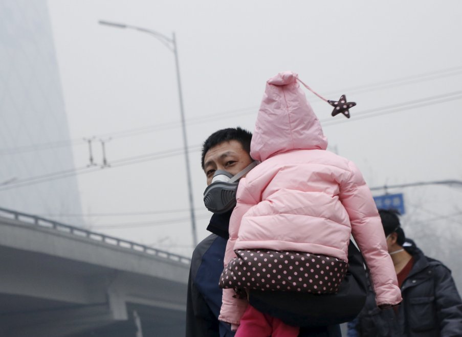 Cina, allarme smog: la mascherina d'obbligo è divertente