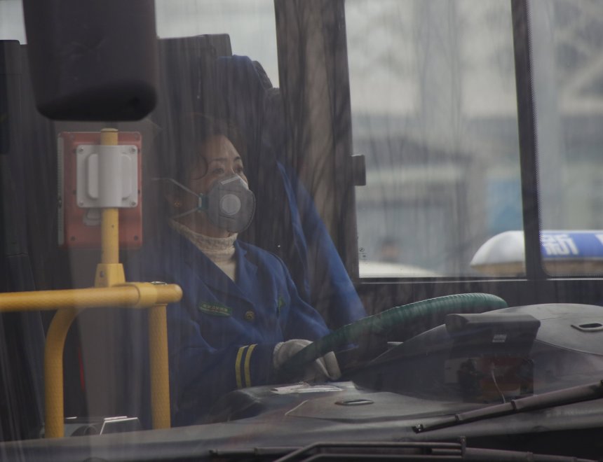 Cina, allarme smog: la mascherina d'obbligo è divertente