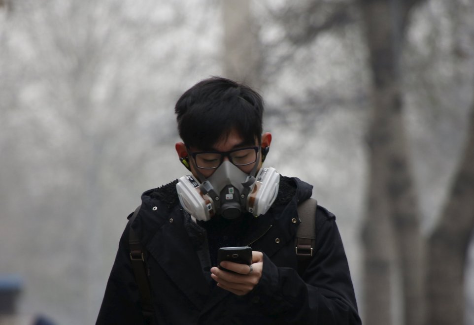 Cina, allarme smog: la mascherina d'obbligo è divertente