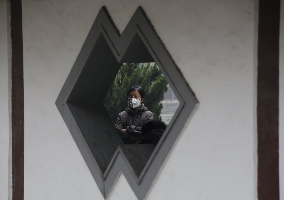 Cina, allarme smog: la mascherina d'obbligo è divertente