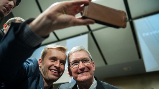 Tim Cook (a destra)