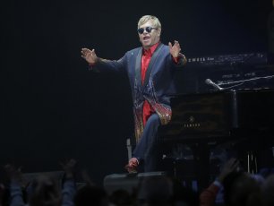 Gandolfini e Giovanardi contro Elton John al festival: "Un assedio"