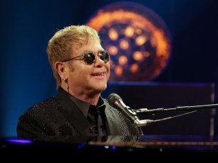 Sanremo aspetta Elton John. E sul palco comincia la gara
