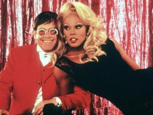 Elton John a Sanremo, una storia d'amore (e polemiche) lunga 25 anni