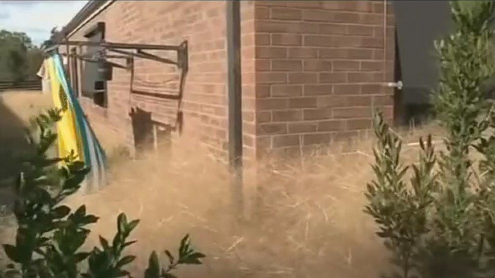 Australia, cittadina infestata da nuvole di erbaccia secca