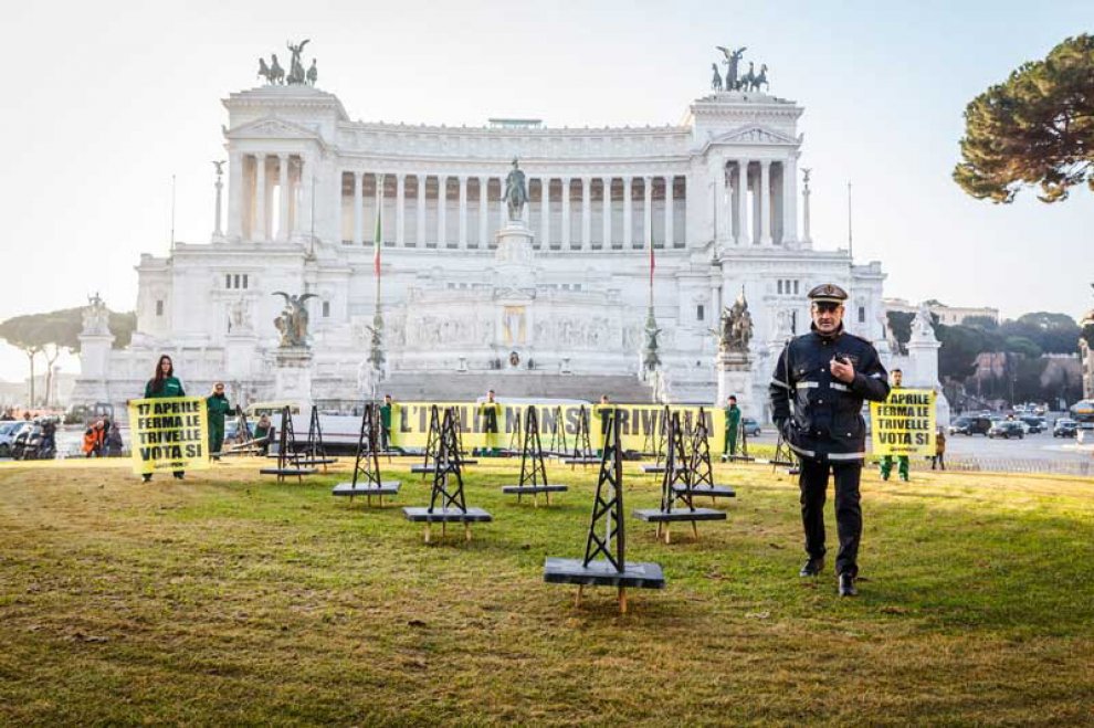 Greenpeace contro le trivelle: "Votate sì al referendum del 17 aprile"