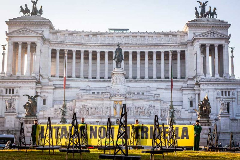 Greenpeace contro le trivelle: "Votate sì al referendum del 17 aprile"
