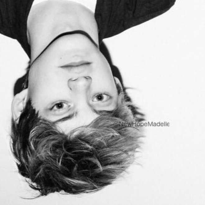 Cosa c'è che non va in questa foto? Il ritratto capovolto di Adele