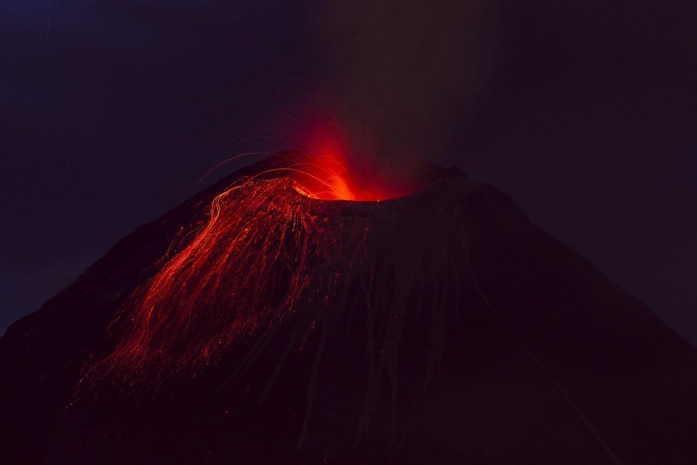 Ecuador, il vulcano Tungurahua si accende: la spettacolare eruzione 
