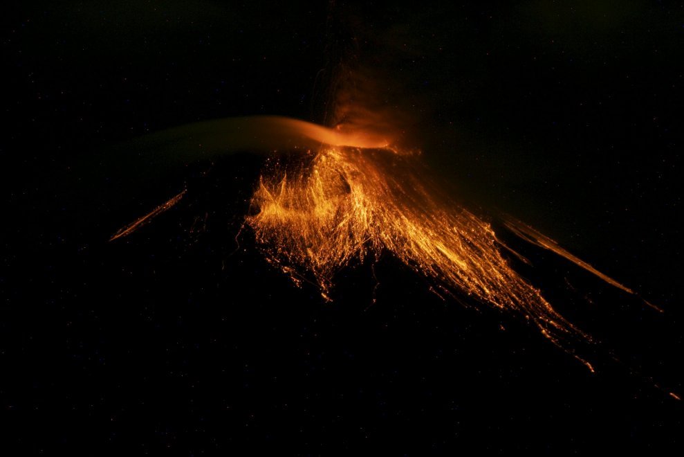 Ecuador, il vulcano Tungurahua si accende: la spettacolare eruzione 