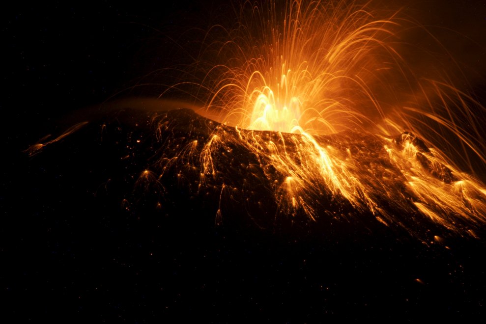 Ecuador, il vulcano Tungurahua si accende: la spettacolare eruzione 