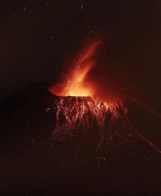 Ecuador, il vulcano Tungurahua si accende: la spettacolare eruzione 