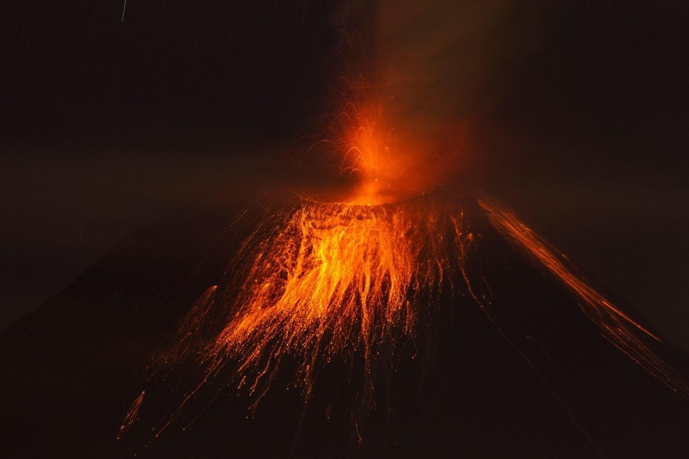 Ecuador, il vulcano Tungurahua si accende: la spettacolare eruzione 