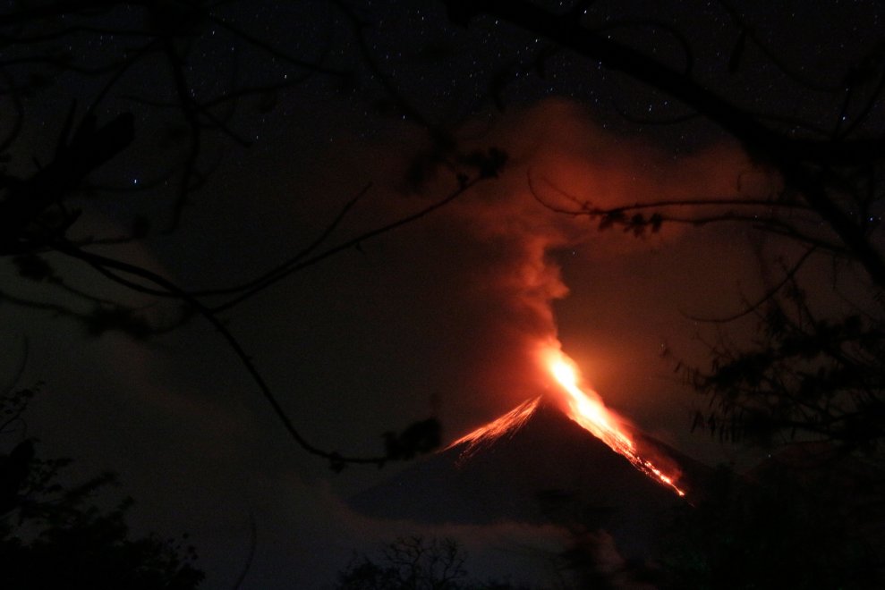 Ecuador, il vulcano Tungurahua si accende: la spettacolare eruzione 