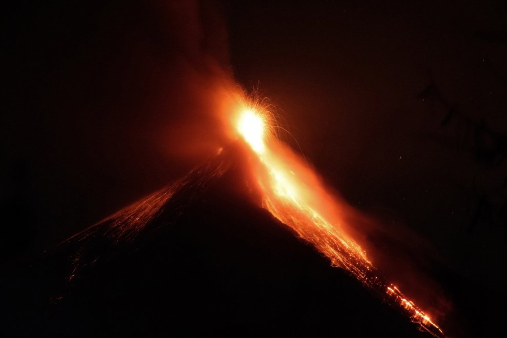 Ecuador, il vulcano Tungurahua si accende: la spettacolare eruzione 