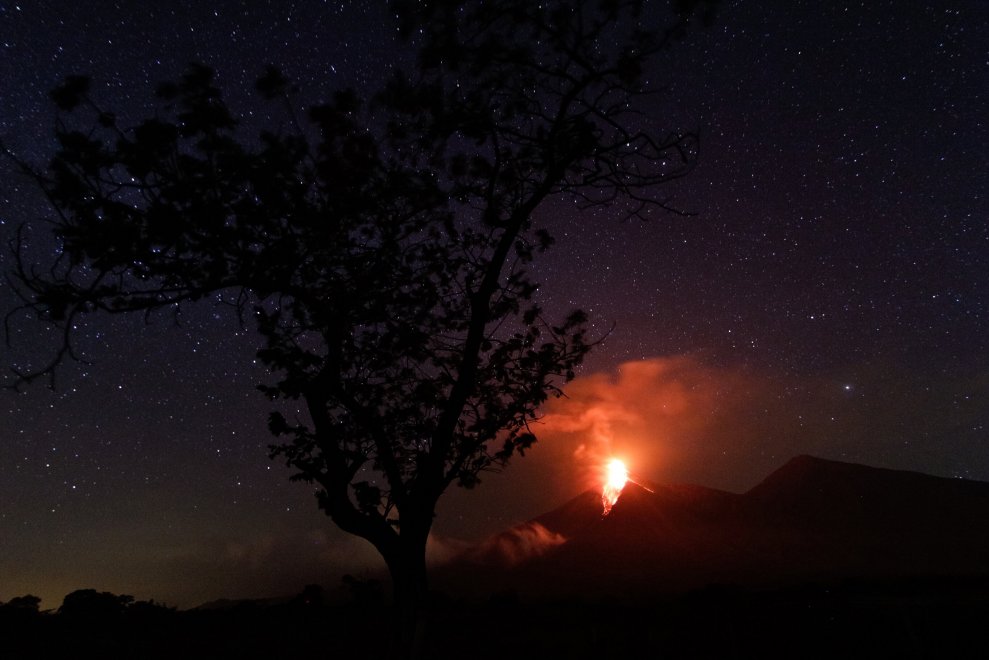 Ecuador, il vulcano Tungurahua si accende: la spettacolare eruzione 