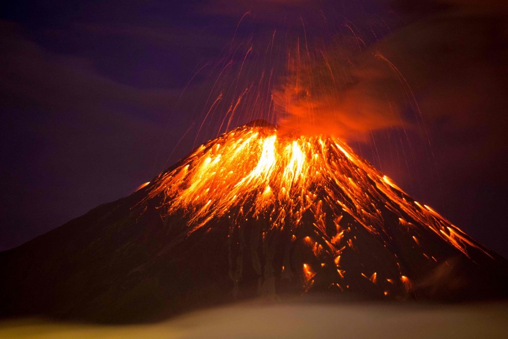 Ecuador, il vulcano Tungurahua si accende: la spettacolare eruzione 