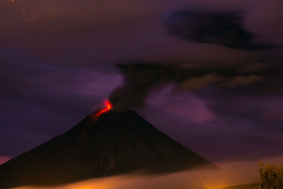Ecuador, il vulcano Tungurahua si accende: la spettacolare eruzione 