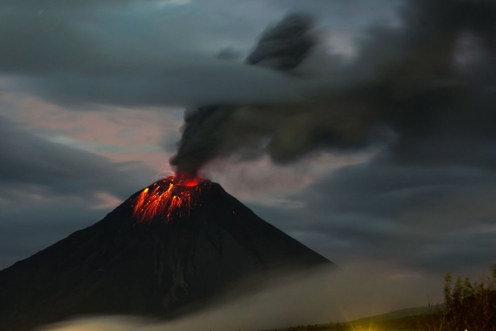 Ecuador, il vulcano Tungurahua si accende: la spettacolare eruzione 