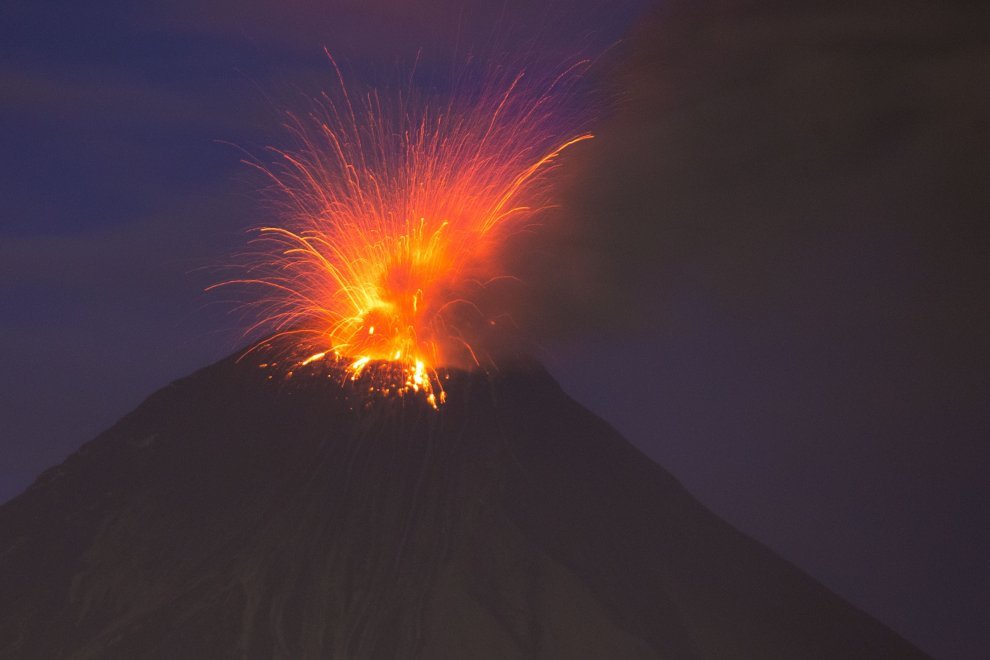 Ecuador, il vulcano Tungurahua si accende: la spettacolare eruzione 