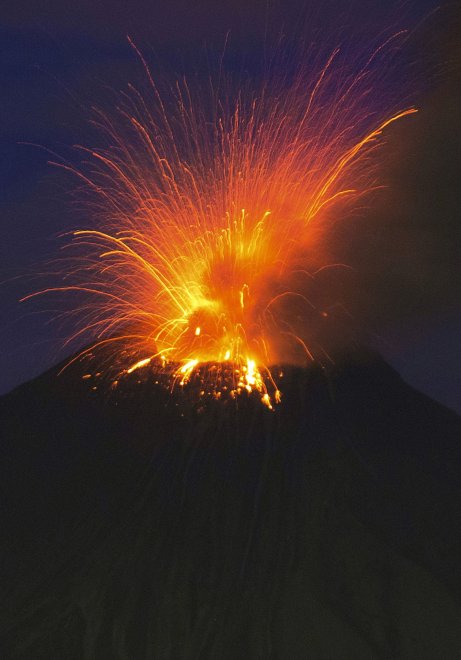 Ecuador, il vulcano Tungurahua si accende: la spettacolare eruzione 
