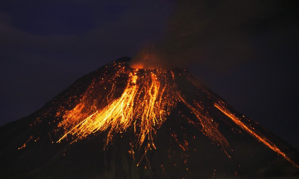 Ecuador, il vulcano Tungurahua si accende: la spettacolare eruzione 