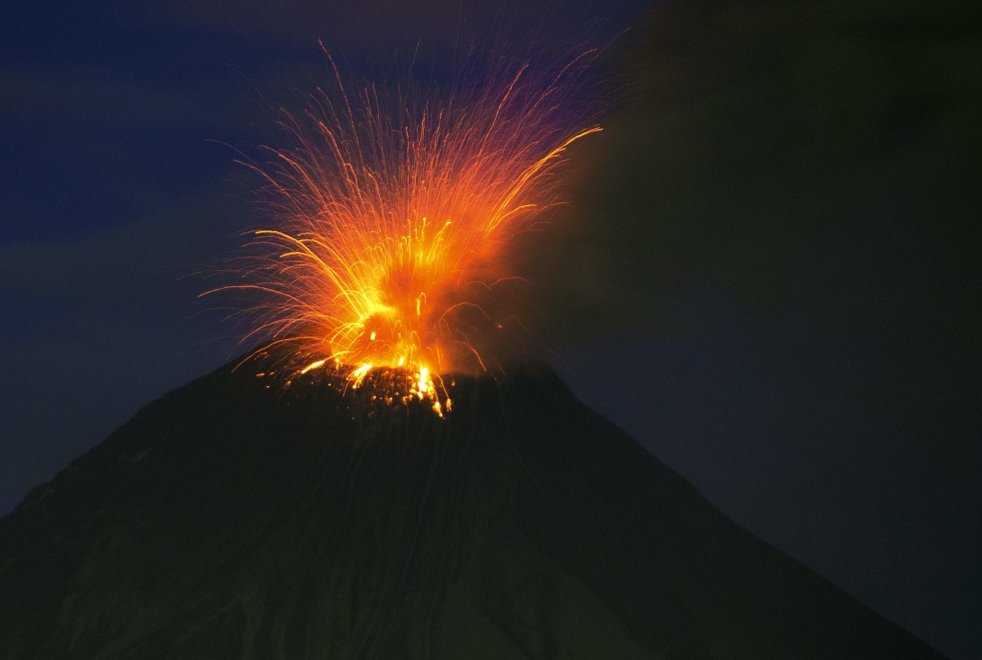 Ecuador, il vulcano Tungurahua si accende: la spettacolare eruzione 