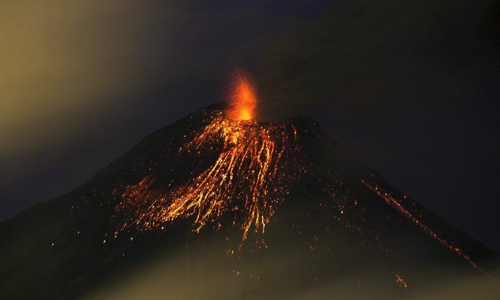 Ecuador, il vulcano Tungurahua si accende: la spettacolare eruzione 