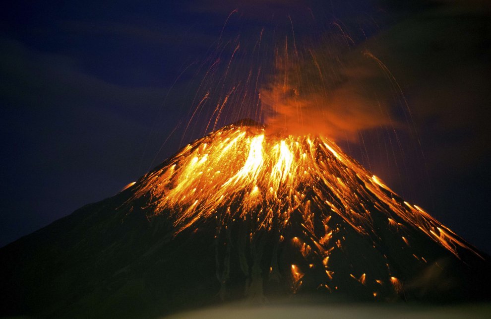 Ecuador, il vulcano Tungurahua si accende: la spettacolare eruzione 