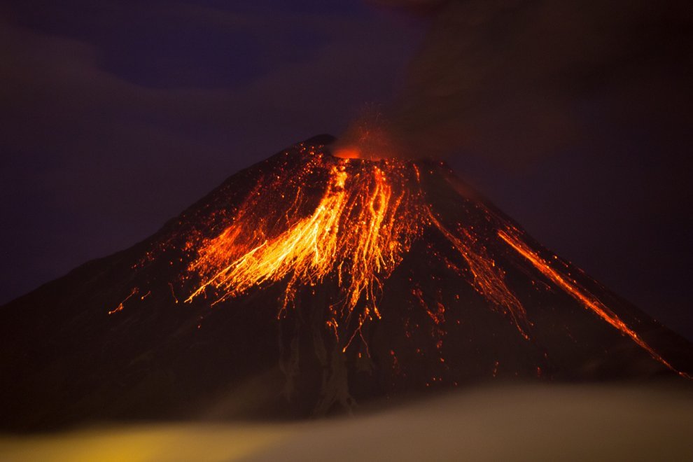Ecuador, il vulcano Tungurahua si accende: la spettacolare eruzione 