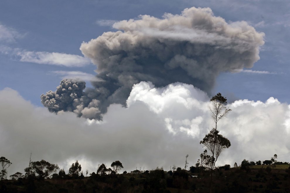 Ecuador, il vulcano Tungurahua si accende: la spettacolare eruzione 