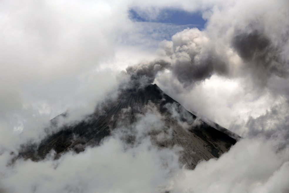 Ecuador, il vulcano Tungurahua si accende: la spettacolare eruzione 