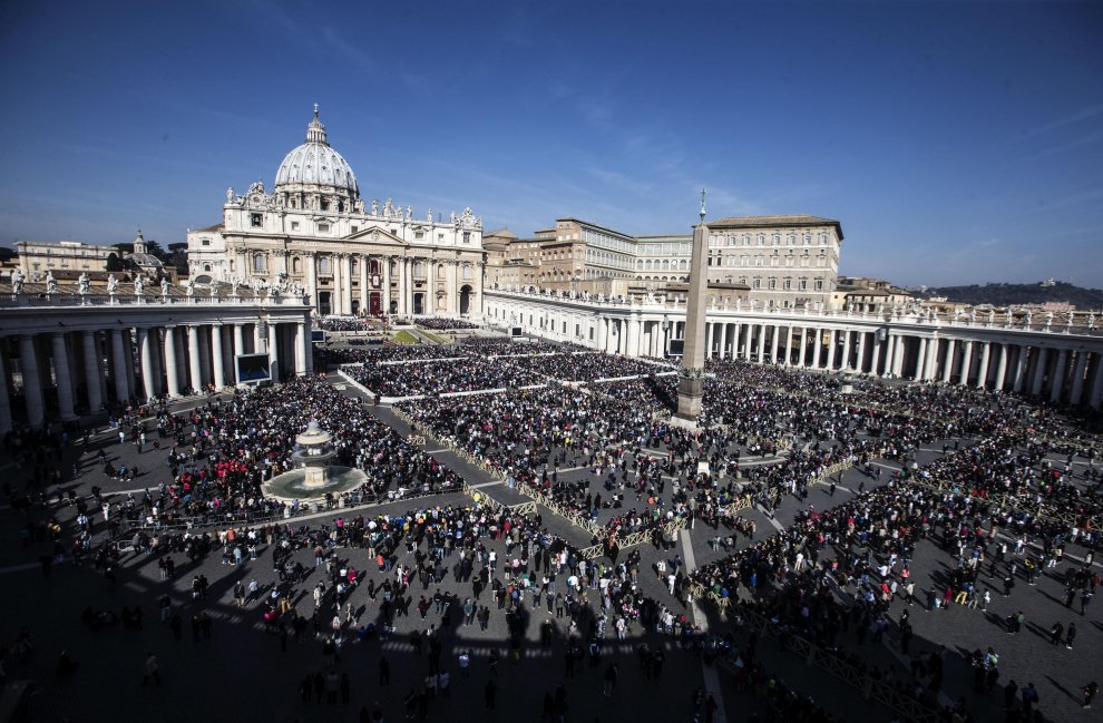 Piazza San Pietro, il Papa e la messa di Pasqua - la Repubblica