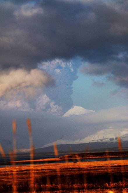 Alaska, il risveglio del vulcano Pavlof: l'eruzione è spettacolare 