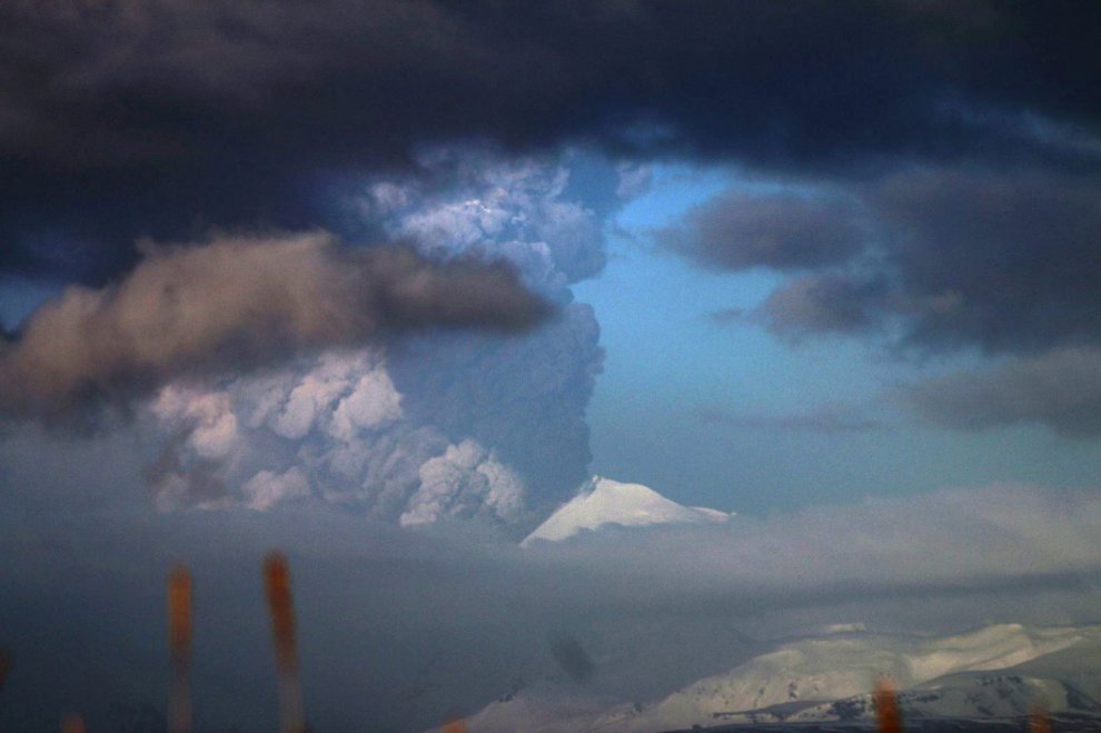 Alaska, il risveglio del vulcano Pavlof: l'eruzione è spettacolare 