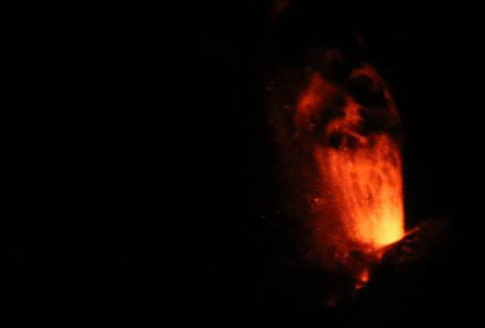 Alaska, il risveglio del vulcano Pavlof: l'eruzione è spettacolare 