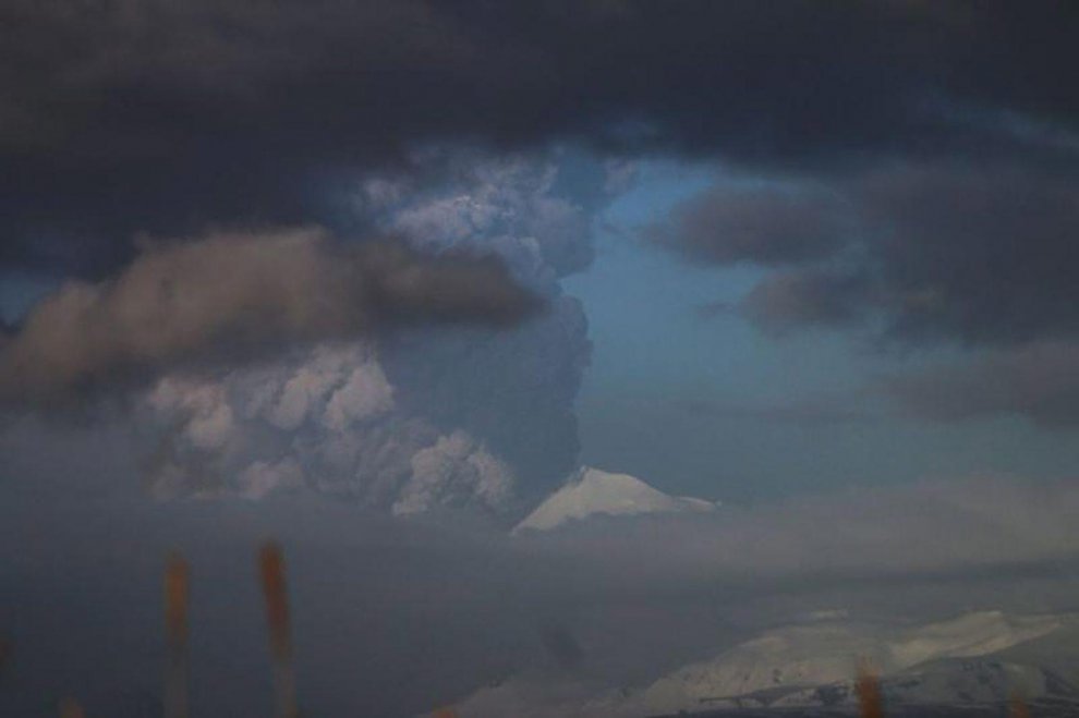 Alaska, il risveglio del vulcano Pavlof: l'eruzione è spettacolare 
