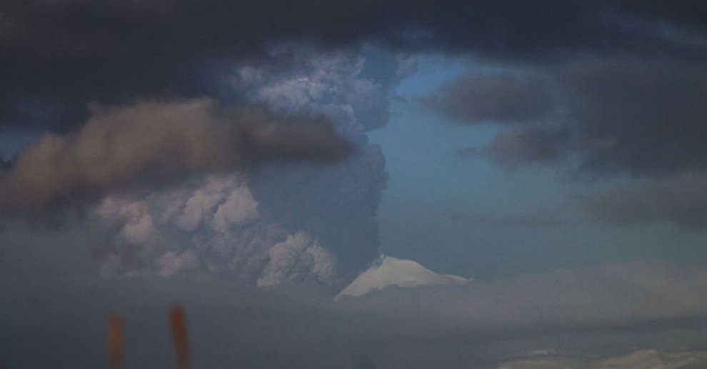 Alaska, il risveglio del vulcano Pavlof: l'eruzione è spettacolare 