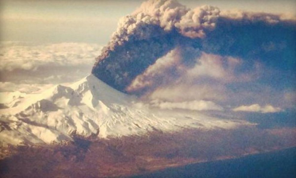 Alaska, il risveglio del vulcano Pavlof: l'eruzione è spettacolare 