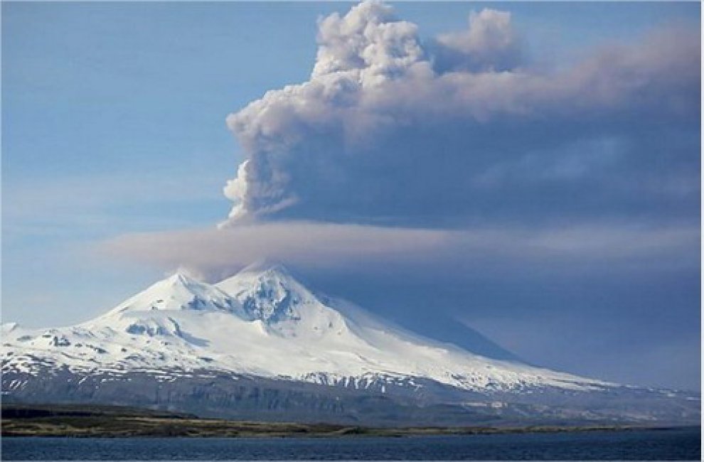 Alaska, il risveglio del vulcano Pavlof: l'eruzione è spettacolare 