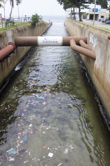 Rio de Janeiro, allarme inquinamento: la spiaggia di Leblon sommersa dai rifiuti